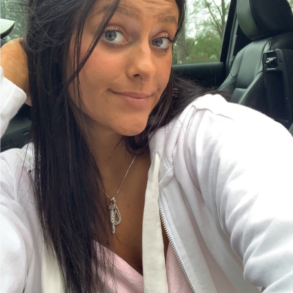 Meet your Posher, Katelyn - Picture 3 of 5